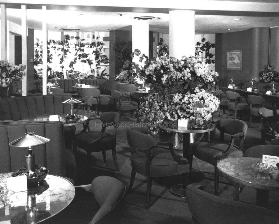 Beverly Hills Hotel 1965 Polo Lounge.jpg